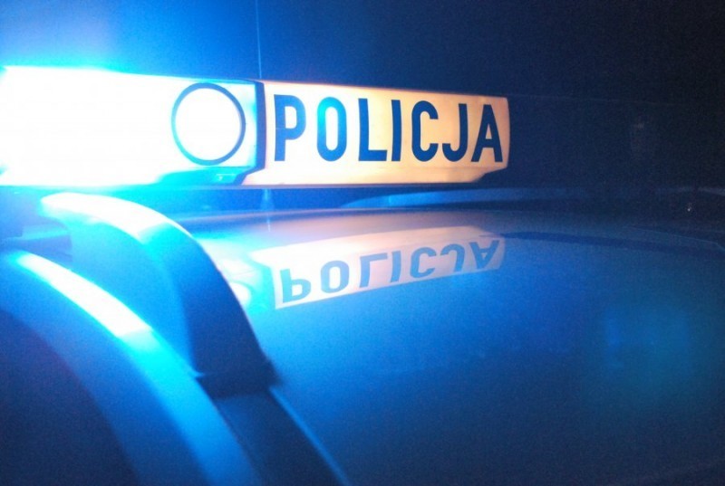 Podczas ucieczki przed policją wyskoczył z jadącego samochodu