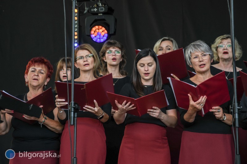 Ponad stu chórzystów na scenie BCK
