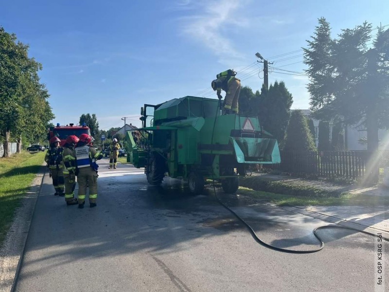 Pożar kombajnu. Na miejscu 4 zastępy straży