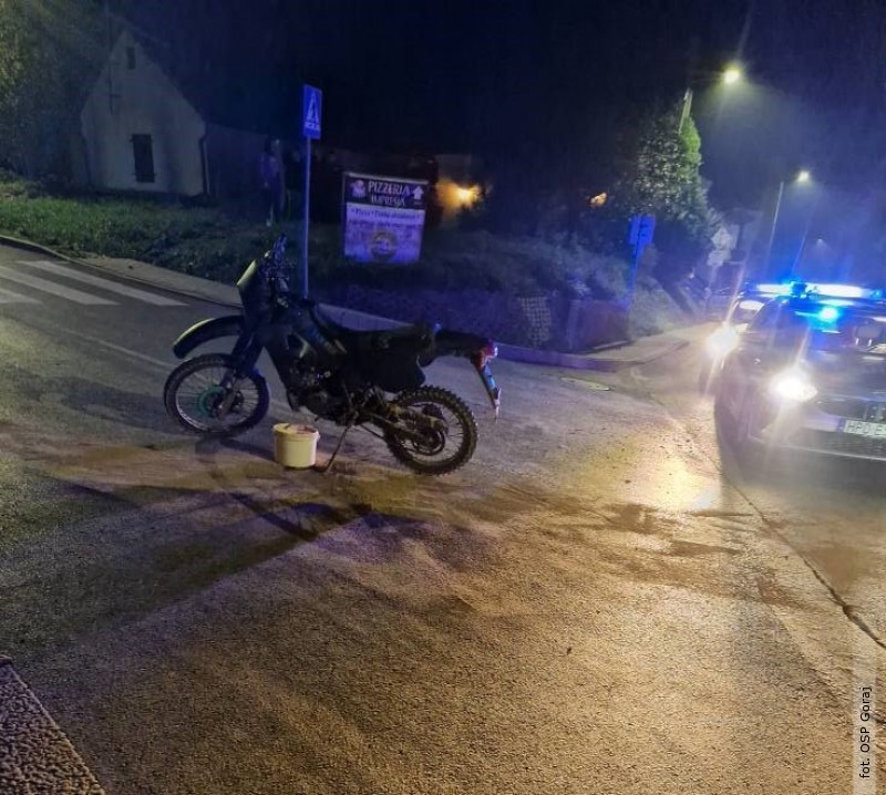 19-latek bez uprawnień i z narkotykami uderzył motocyklem w radiowóz