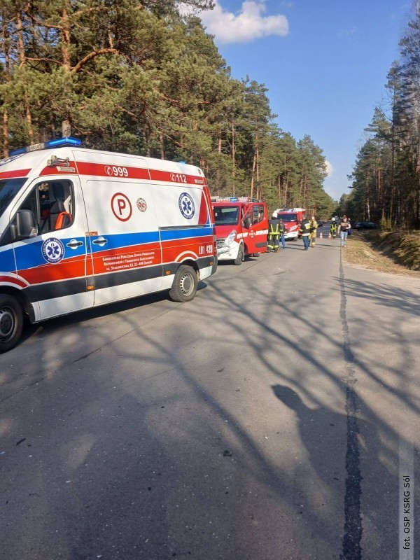 Trzy osoby w szpitalu po zderzeniu "malucha" i Volkswagena