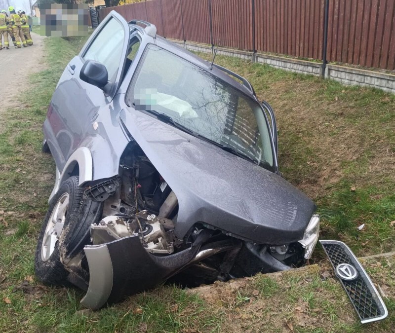 Auto wypadło z drogi i uderzyło w przepust