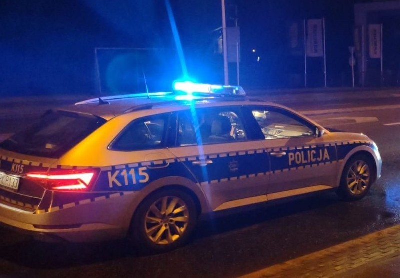 Drift pod marketem i ucieczka przed policją. 23-latek poniesie konsekwencje