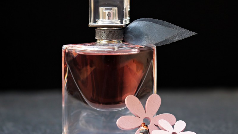 Zamienniki perfum - czy warto je kupować i gdzie ich szukać?
