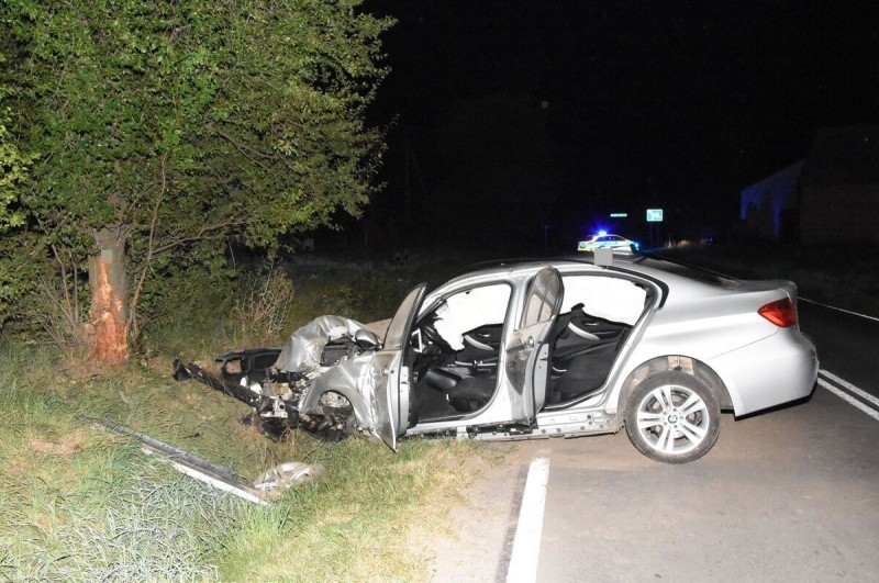 BMW uderzyło w drzewo. 31-latek trafił do szpitala