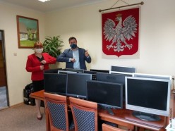 Zamojska firma przekazała komputery dla uczniów z gminy Frampol