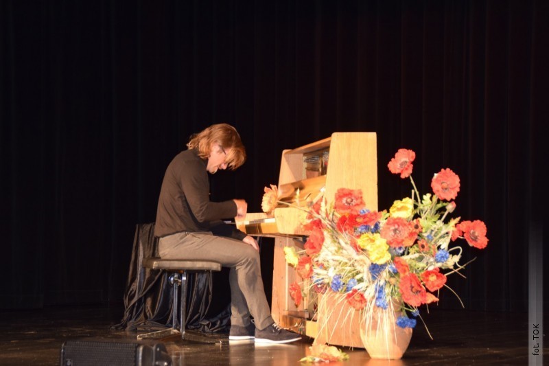 Pierwszy koncert pianistyczny na scenie TOK
