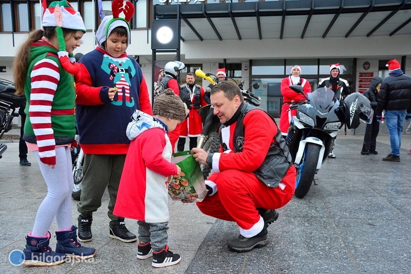 Mikołaje na motocyklach odwiedzili dzieci z Wioski Dziecięcej SOS