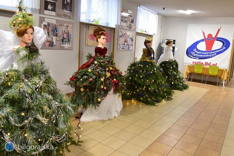 Choinki - sukienki, czyli witeczne instalacje w ZSZiO