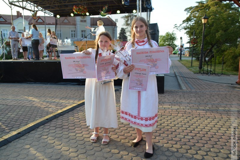 Milenka Jargieo i Kasia Rczka laureatkami festiwalu "Dziecko w folklorze"