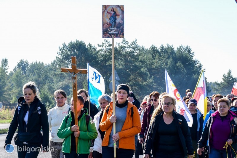 Pielgrzymi z Bigoraja w drodze do janowskiego sanktuarium