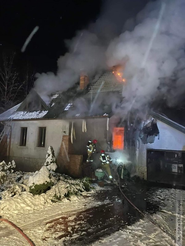 Pożar domu w gminie Frampol. 2 osoby trafiły do szpitala na obserwację [AKTUALIZACJA]