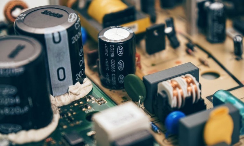 Recykling elektroniki — dlaczego warto skorzysta z firmy utylizacyjnej?