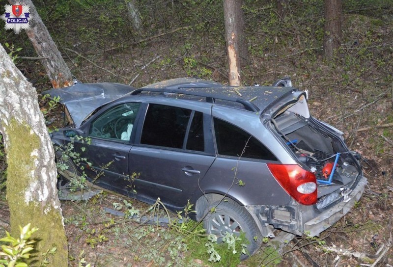 Pijany kierowca zakończył podróż między drzewami