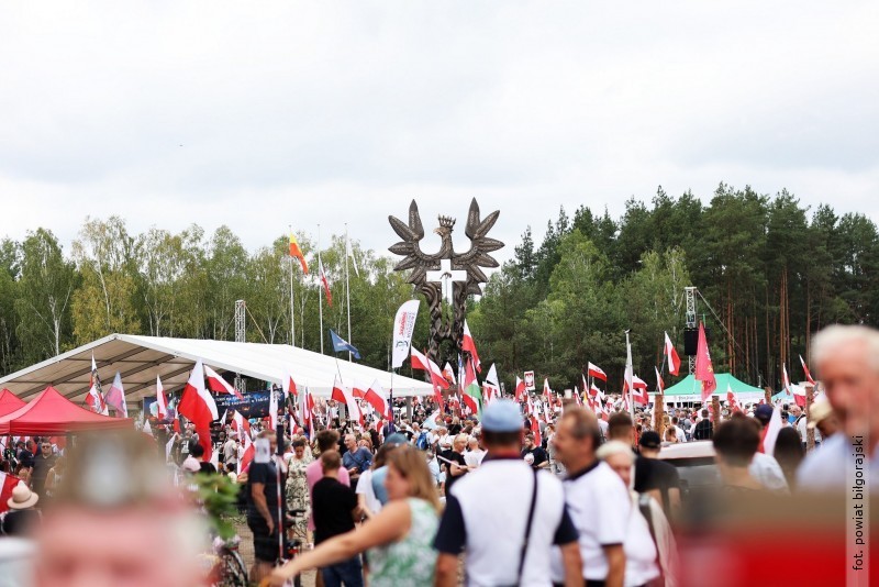 Przedstawiciele powiatu na odsoniciu pomnika w Domostawie