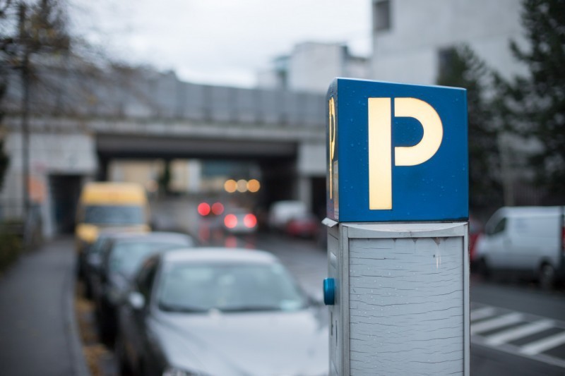 Jak znale najtasze miejsca parkingowe na lotnisku Chopina