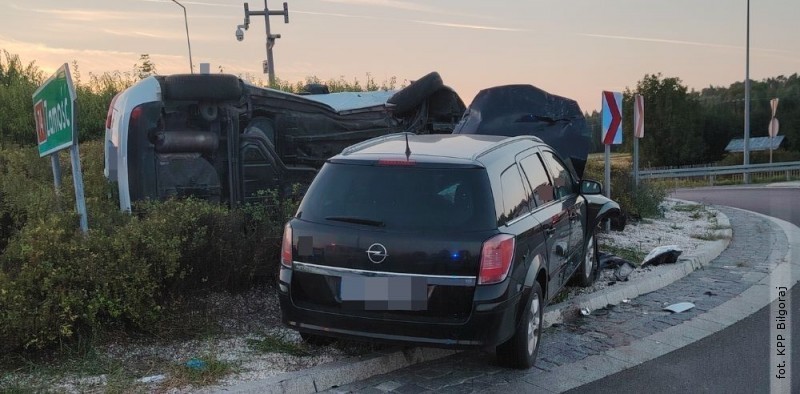 Grony wypadek na rondzie. Kia przewrcona na bok, dwie osoby w szpitalu