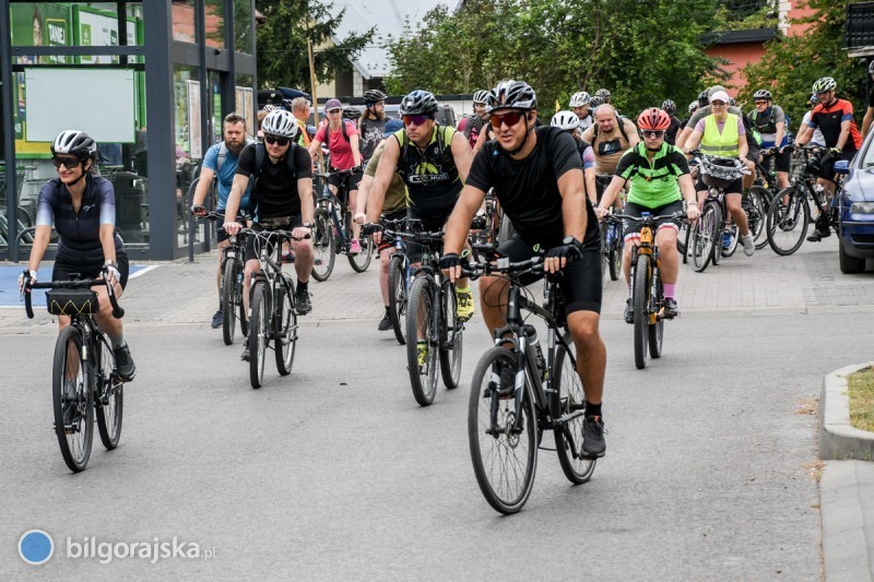 Tumy rowerzystw na trasie rajdu na Wzgrze Polak