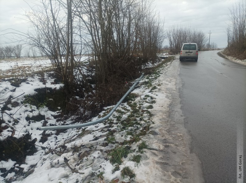 Poszukiwany sprawca uszkodzenia lampy ulicznej i kradziey oprawy