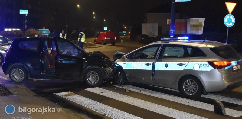 Z doywotnim zakazem ucieka przed policj, doprowadzi do zderzenia z radiowozem