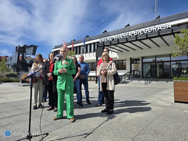"Spacer pod bia�o-czerwon�"
