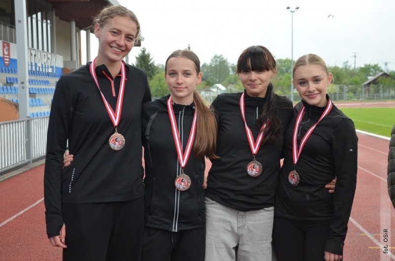 Stadionowy bieg z&nbsp;przeszkodami przyci�gn�� dru�yny z&nbsp;regionu