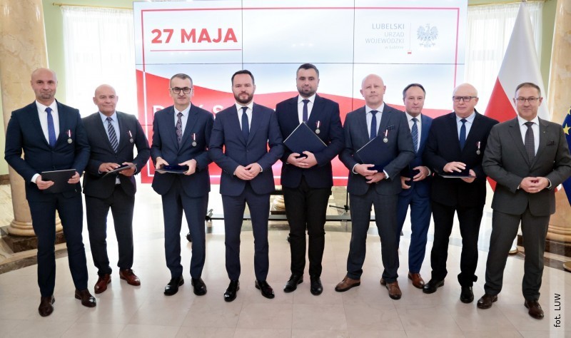 Samorz�dowcy z&nbsp;powiatu z&nbsp;medalami i&nbsp;odznaczeniami