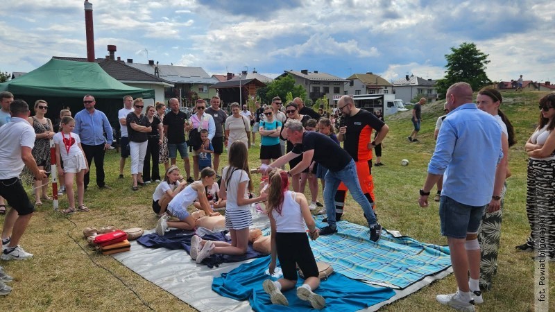 Rodzinny piknik przy t�ni