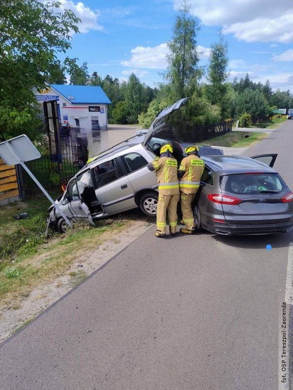 Zderzenie osob�wek w&nbsp;Tereszpolu. Jedna osoba trafi�a do szpitala
