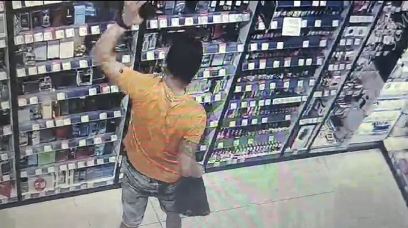 Z�odziej perfum obezw�adniony przez policjanta z&nbsp;Bi�goraja