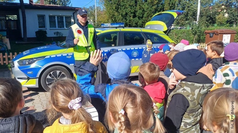 Policjanci odwiedzaj� szko�y