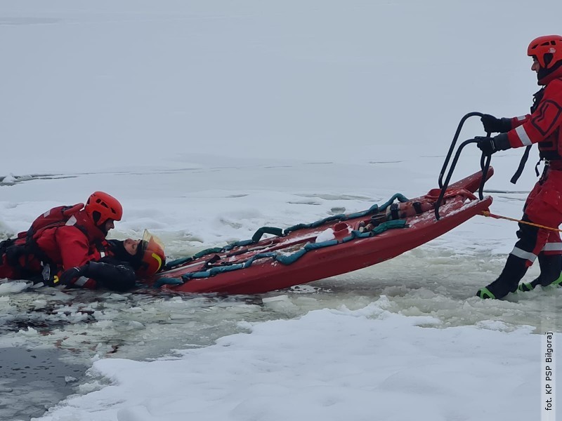 Stra�acy z&nbsp;Bi�goraja �wiczyli ratownictwo lodowe