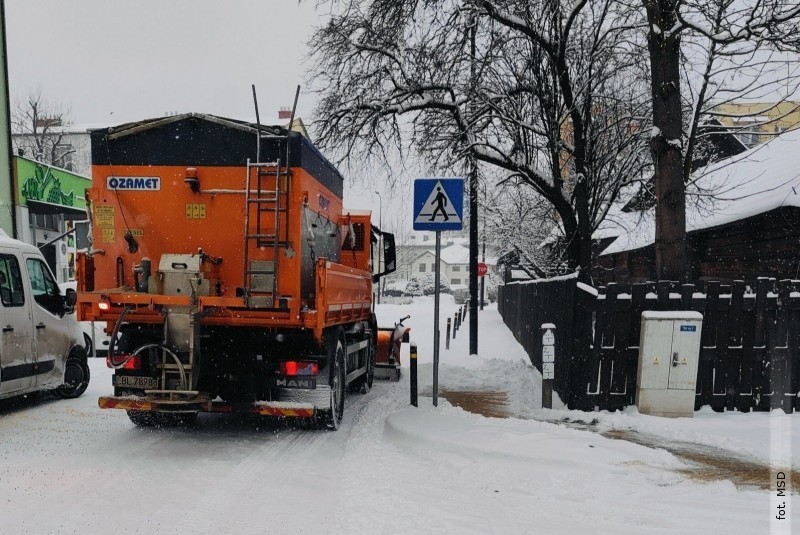 Intensywne opady �niegu w&nbsp;Bi�goraju. S�u�by pracuj�, obowi�zuje alert pogodowy