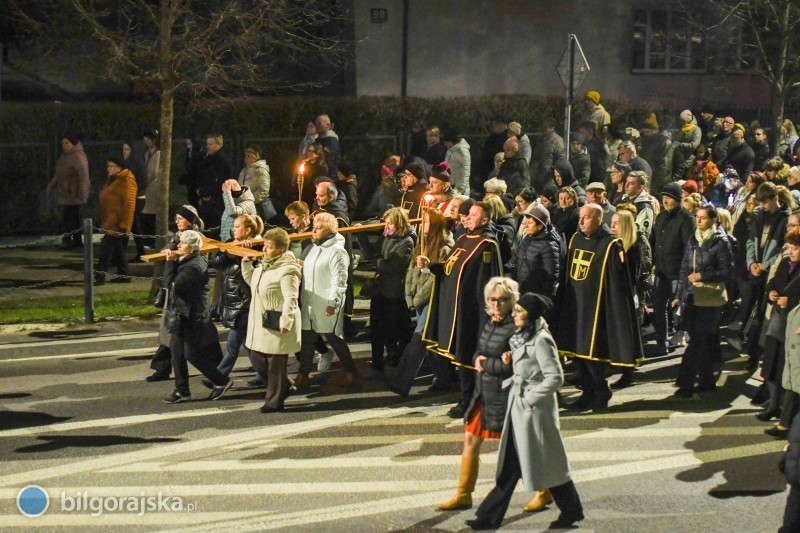 Setki os�b przesz�y drog� krzy�ow� ulicami Bi�goraja [NOWE ZDJ�CIA]