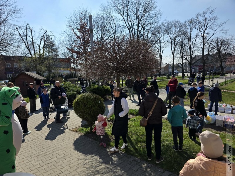 Wielkanocne poszukiwania przyci�gn�y t�umy dzieci