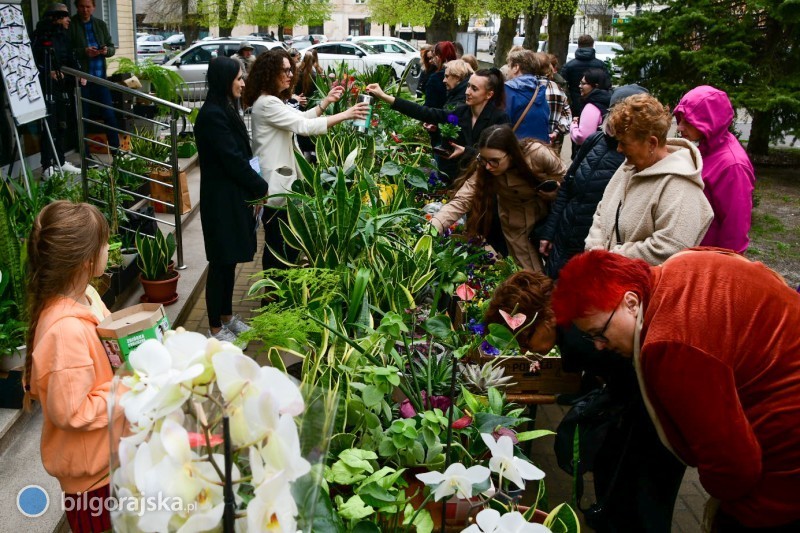 Bi�goraj wspiera Adasia. Ile zebrano podczas kiermaszu kwiat�w?