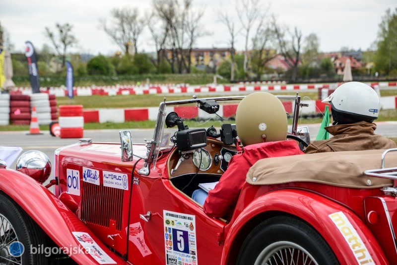 Zabytkowe auta opanowa�y autodrom [NOWE ZDJ�CIA]