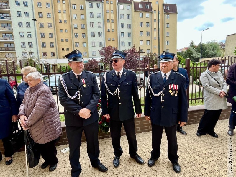 Delegacja gminy Aleksandr�w na uroczysto�ciach pogrzebowych �p. kapitana Andrzeja Gawrona