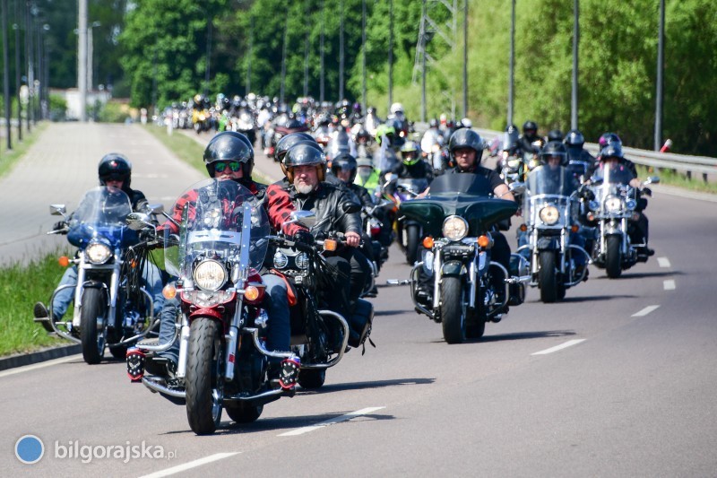 Setki motocyklist�w na ulicach Bi�goraja