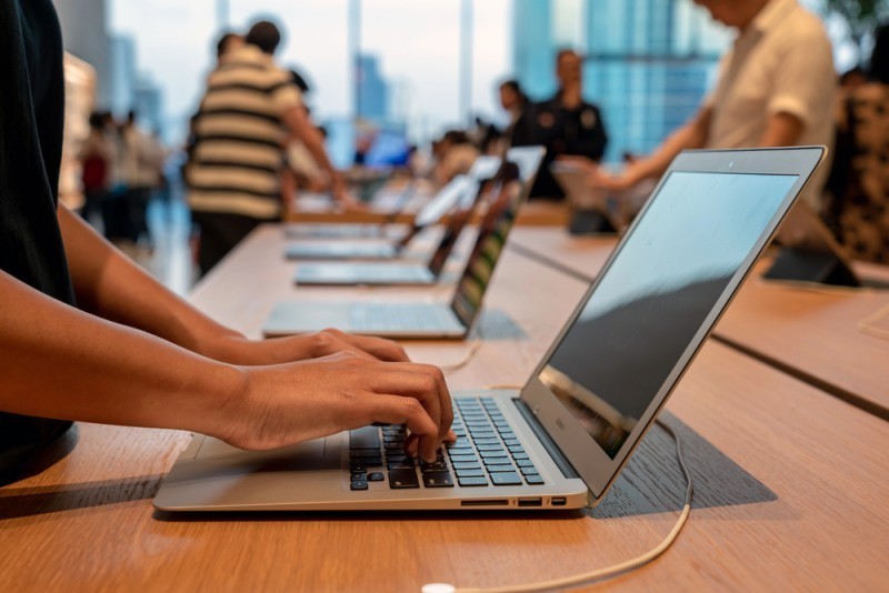 Szukasz laptopa, kt�ry wytrzyma ca�y dzie�? Oto nasz faworyt!