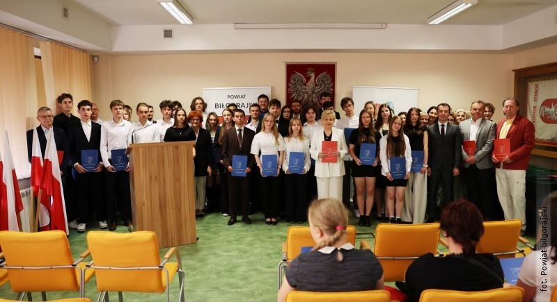 Najzdolniejsi uczniowie z&nbsp;powiatu bi�gorajskiego nagrodzeni [LISTA WYRӯNIONYCH]