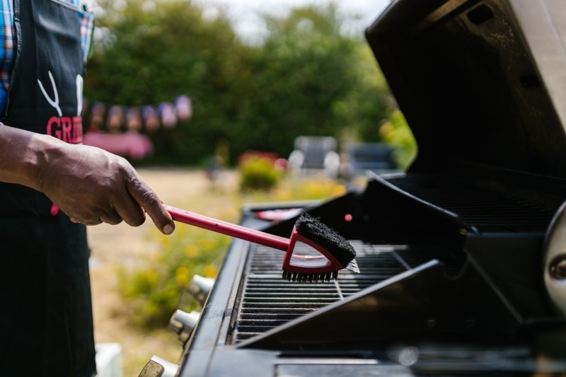 Jak bezpiecznie wyczyścić grill gazowy Weber?