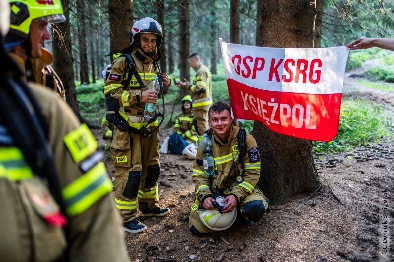 Druhowie z&nbsp;powiatu zdobyli �nie�nik w&nbsp;pe�nym umundurowaniu. Wszystko dla chorych na nowotwory krwi