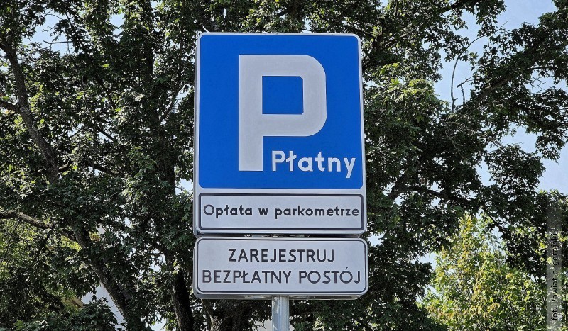 Zmiany na parkingu Starostwa Powiatowego w&nbsp;Bi�goraju. Ruszy� system op�at