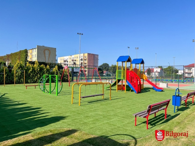 Plac zabaw przy bi�gorajskiej podstaw�wce po modernizacji