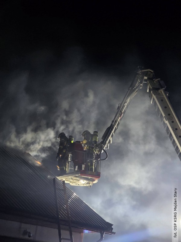 Nocna akcja gaśnicza w powiecie. Na miejscu 5 zastępów