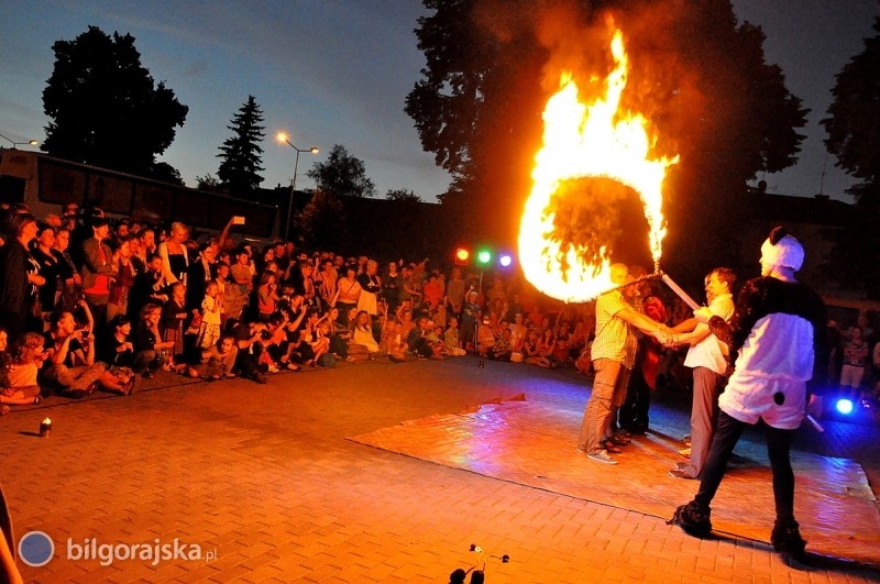 Taniec z ogniem na zakoczenie Festiwalu "ladami Singera"