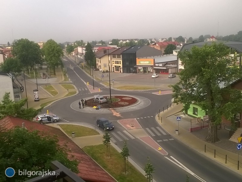 Pijany kierowca zaparkowa na rondzie