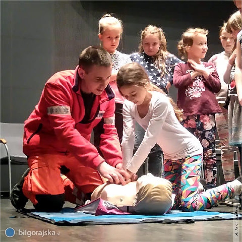 Dzieci uczyy si udzielania pierwszej pomocy