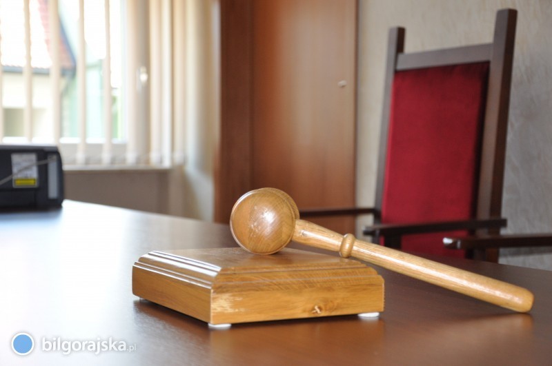 18 os�b na �awie oskar�onych